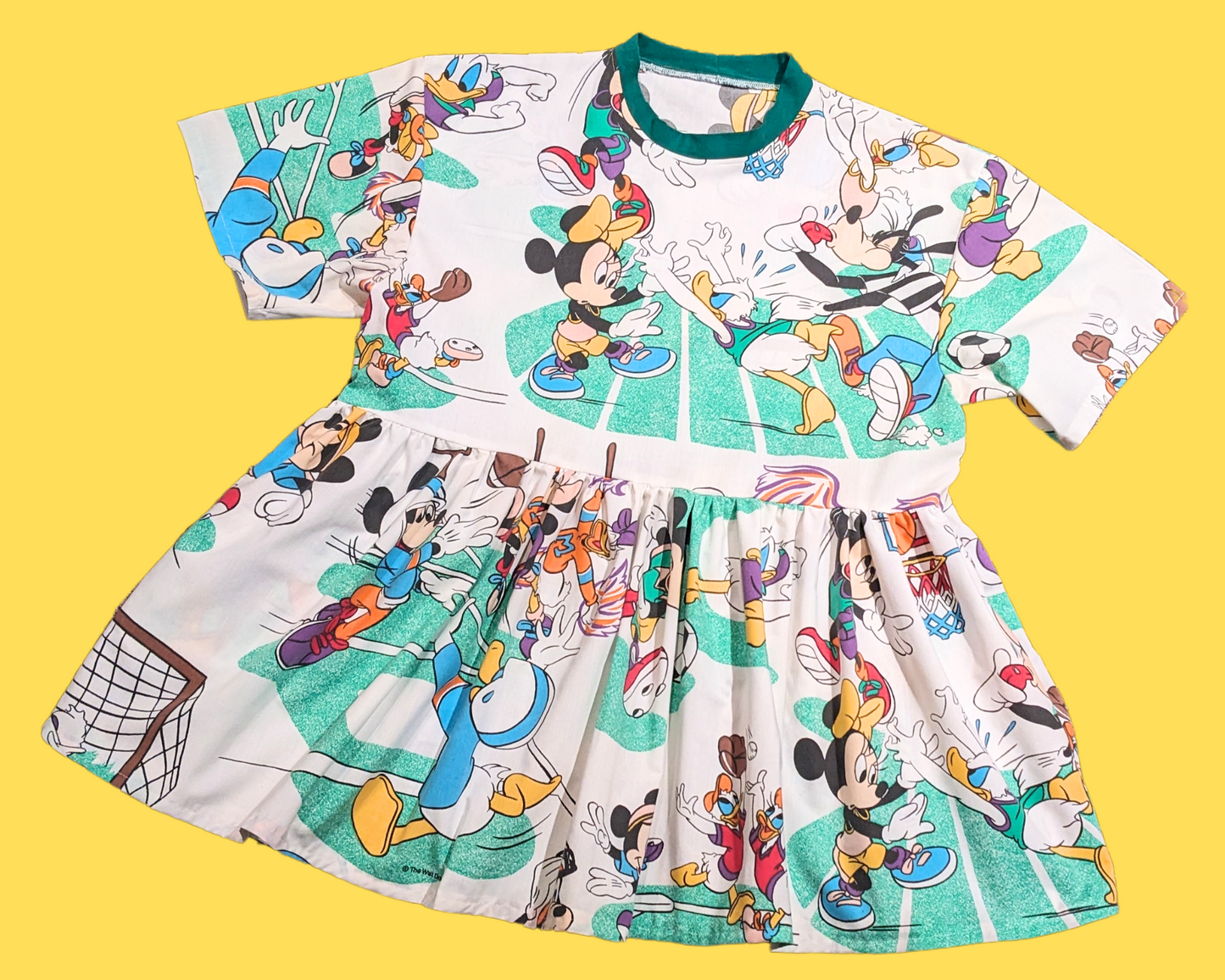 Robe t-shirt drapée et recyclée à l'effigie de Mickey Mouse et ses amis de Walt Disney jouant au sport, taille S à XL