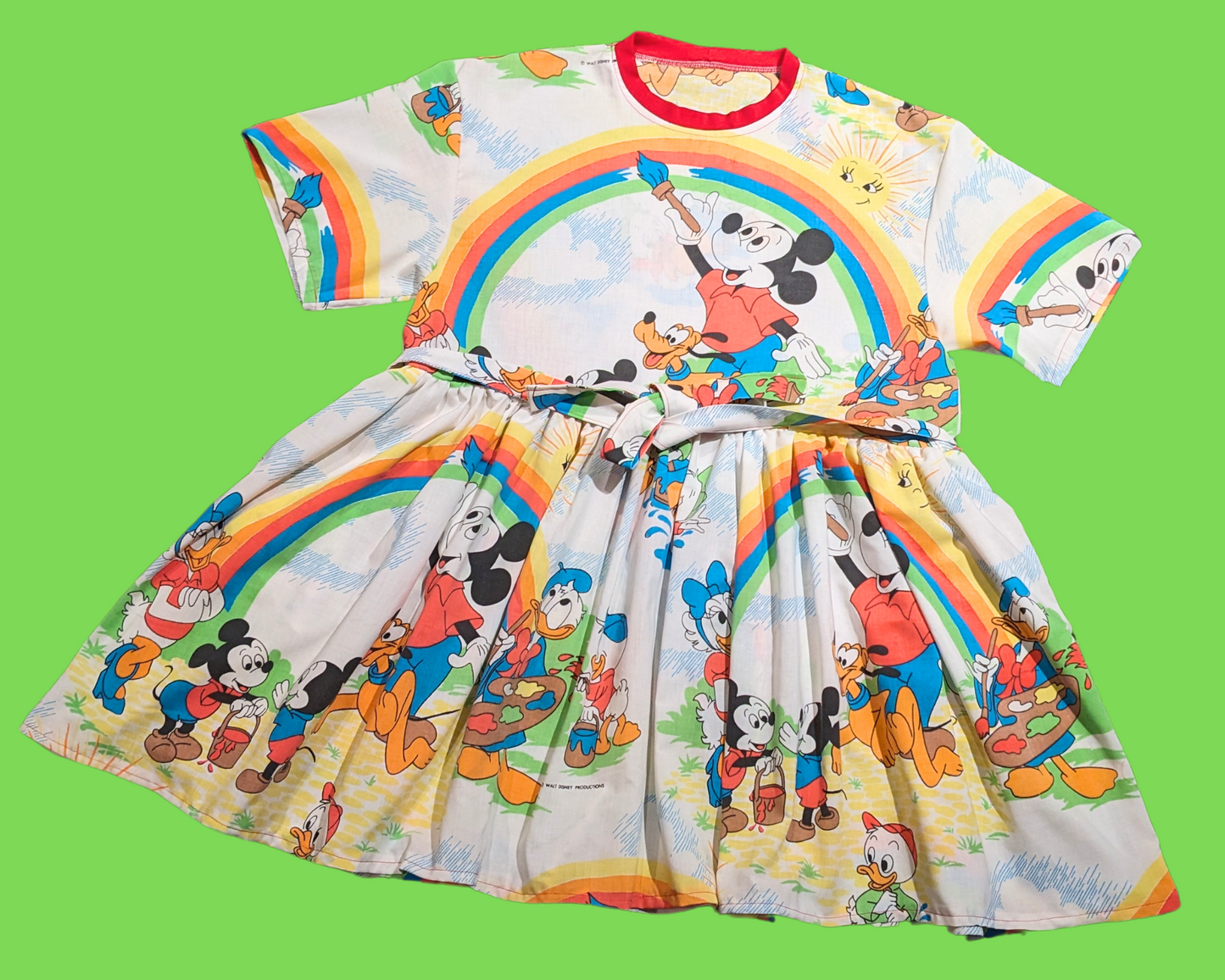 Robe t-shirt drapée et recyclée vintage Walt Disney des années 1980, motif Mickey Mouse et ses amis, taille S à XL