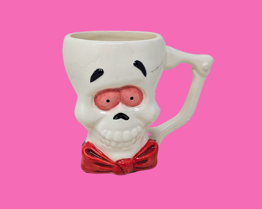 Tasse peinte à la main avec tête de mort