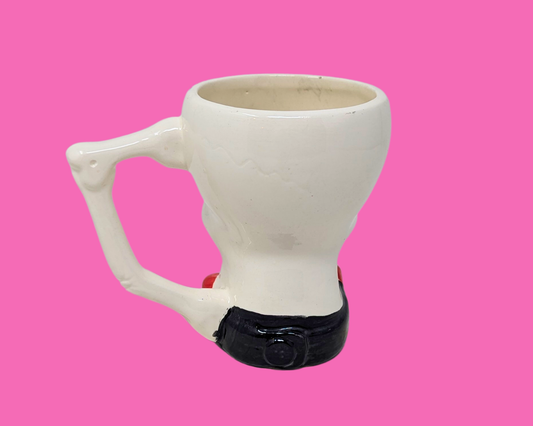 Tasse peinte à la main avec tête de mort