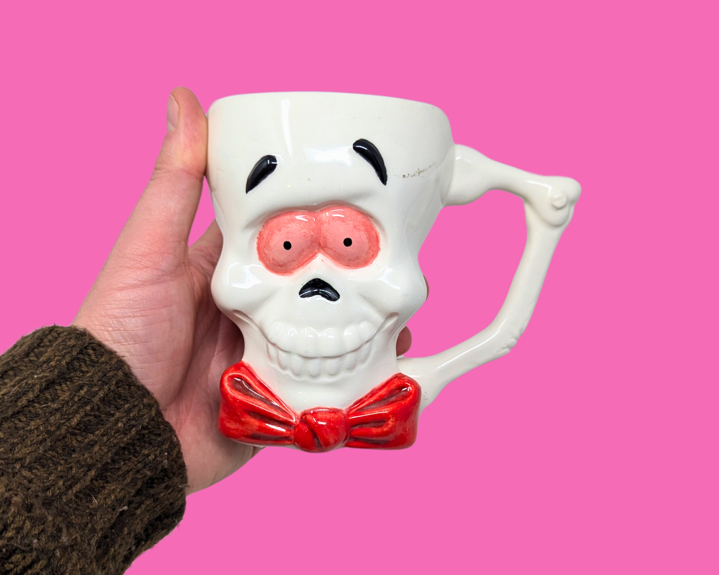Tasse peinte à la main avec tête de mort