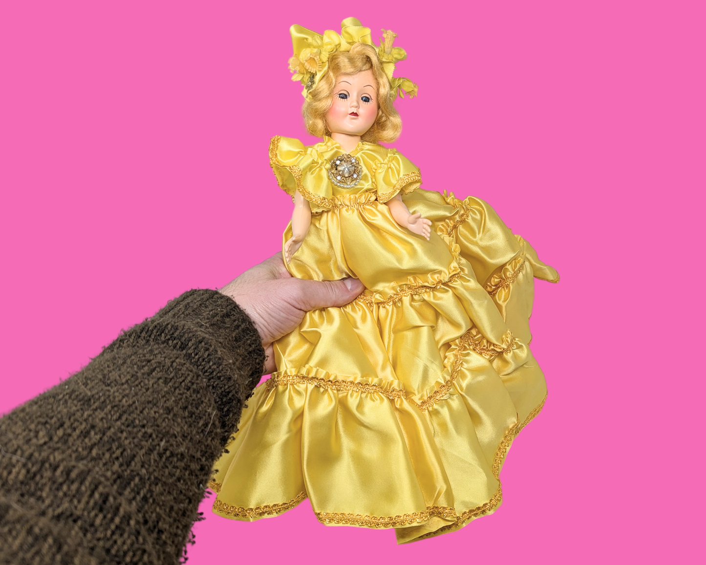 Poupée vintage à grande robe jaune des années 1990