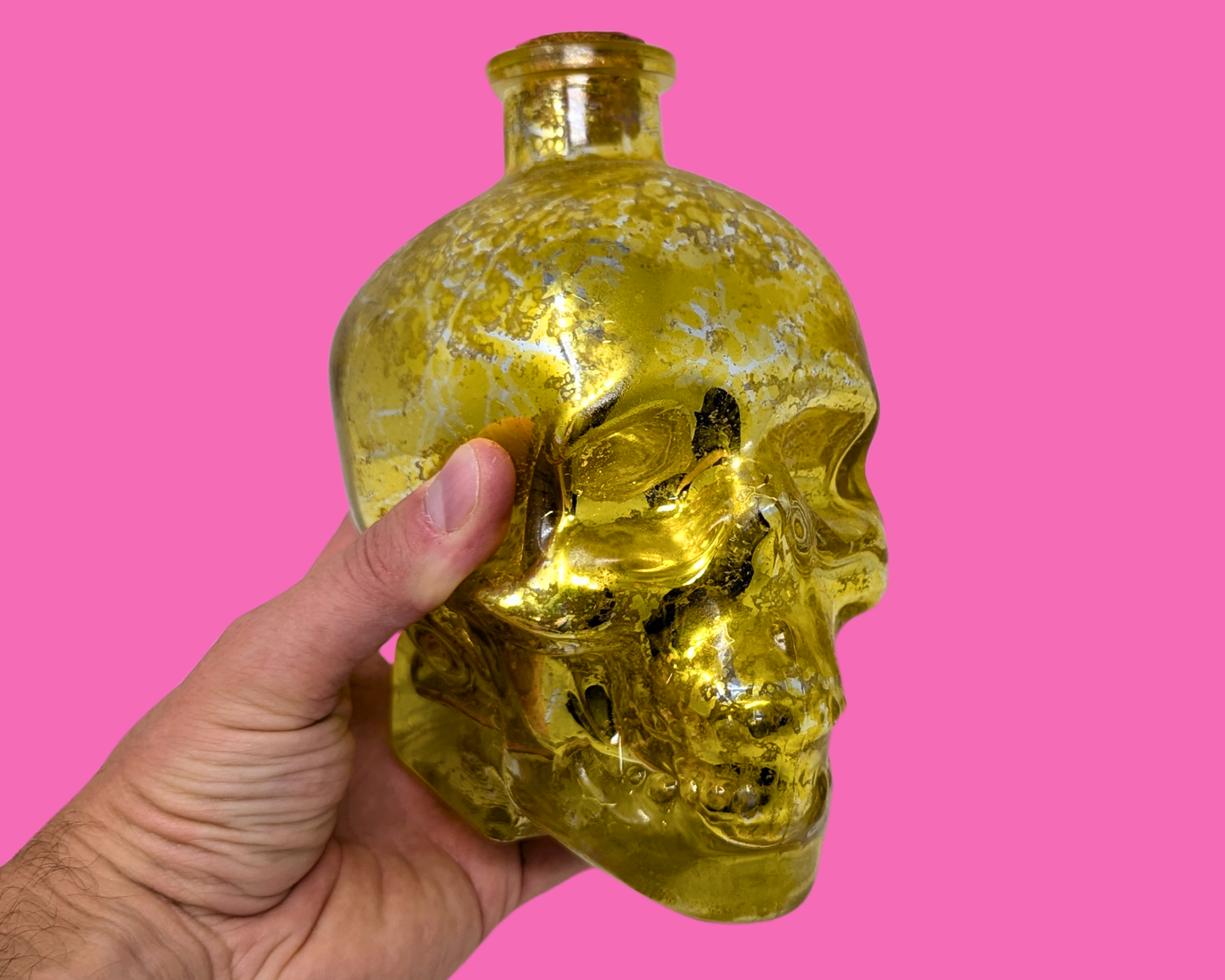 Bouteille en verre représentant un crâne