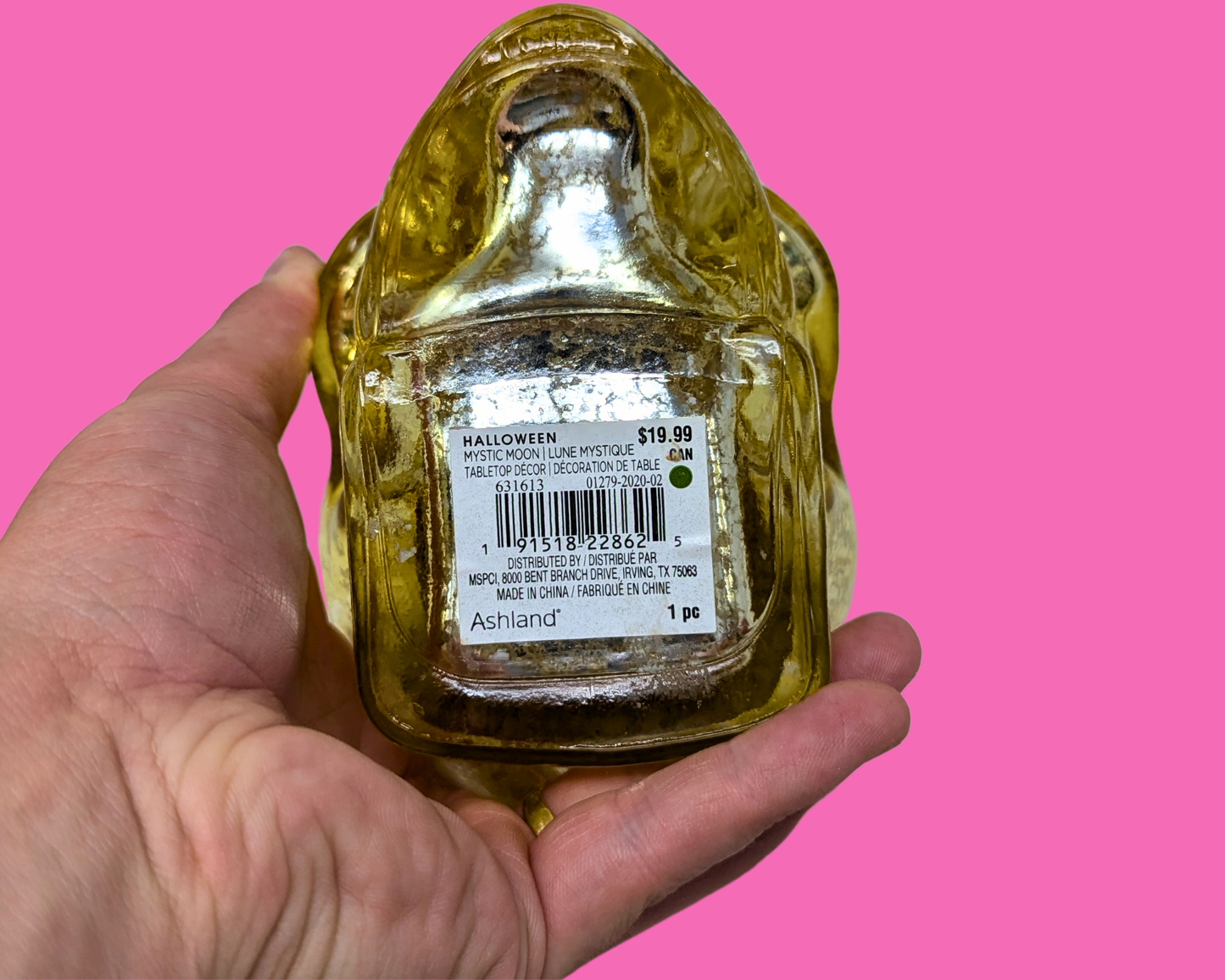 Bouteille en verre représentant un crâne