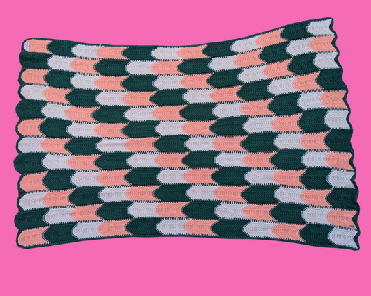 Couverture au crochet beige, verte et blanche faite main vintage des années 1990