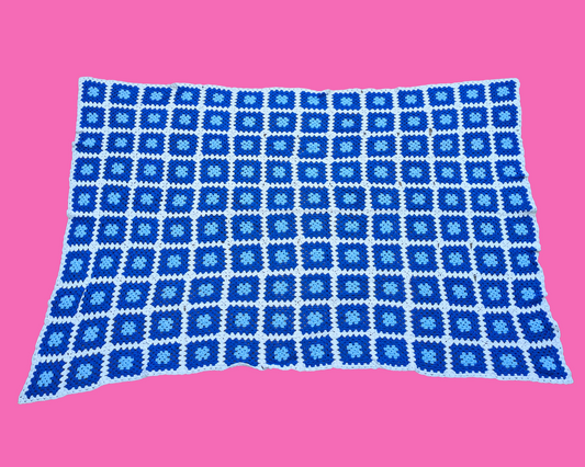 Couverture au crochet en laine synthétique blanche et bleue vintage des années 1980