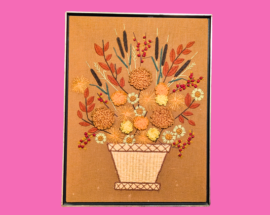 Œuvre encadrée vintage de broderie à fleurs des années 1980