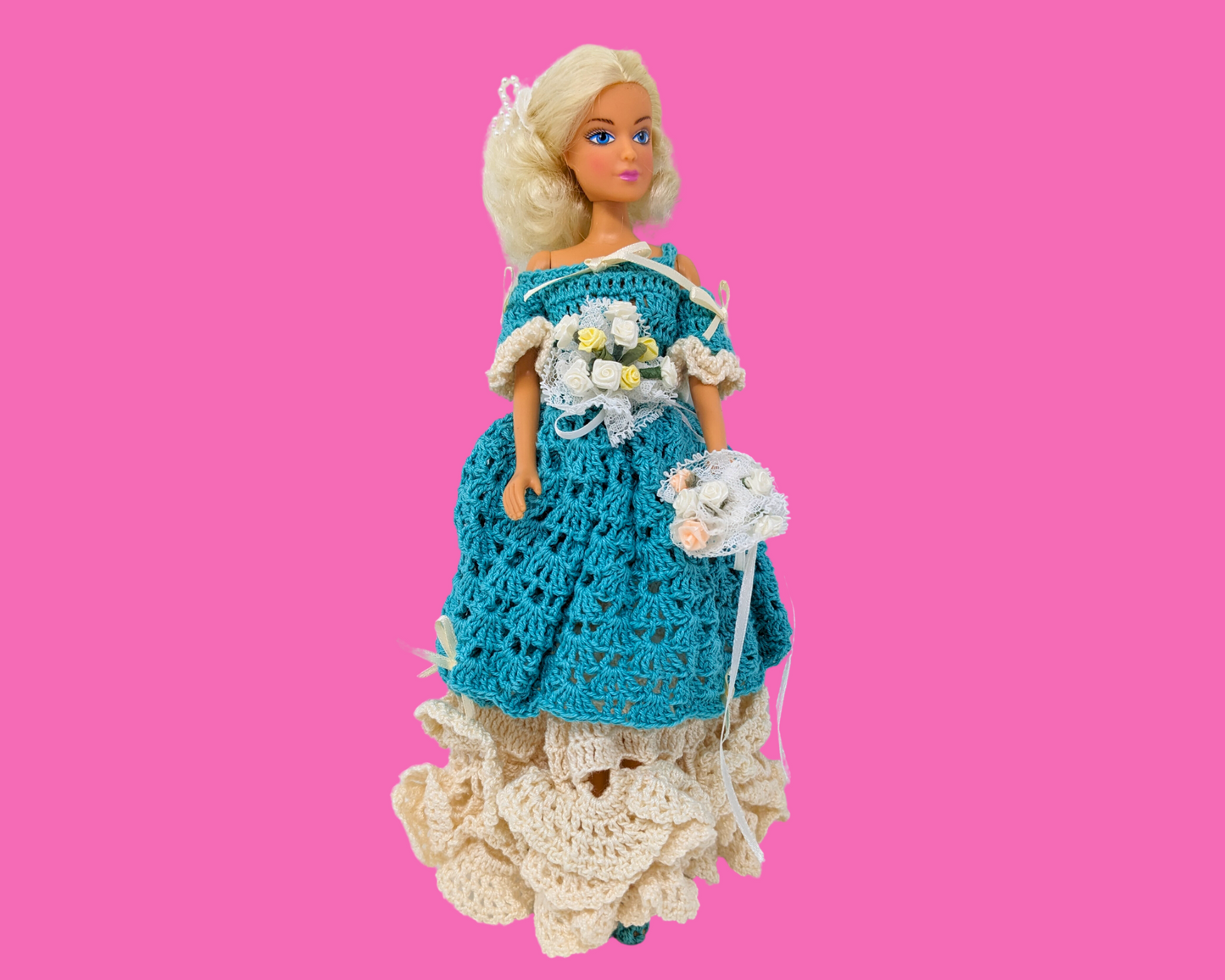 Poupée Barbie vintage des années 1970 avec tenue crochetée à la main