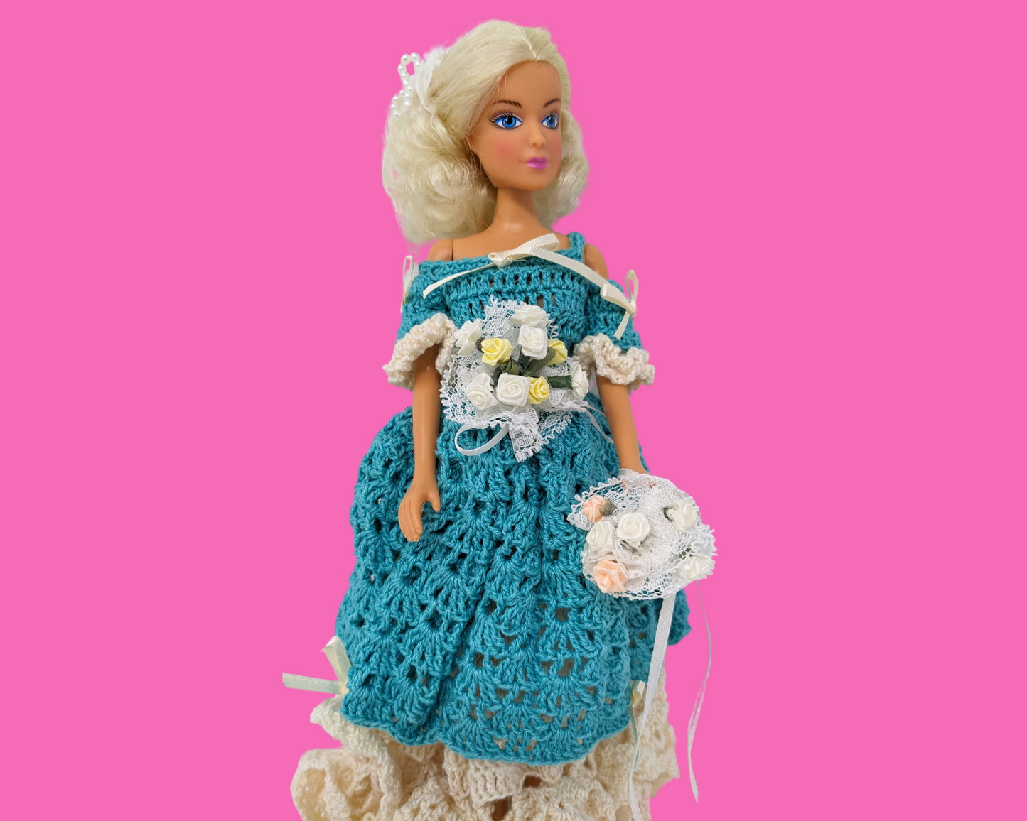 Poupée Barbie vintage des années 1970 avec tenue crochetée à la main