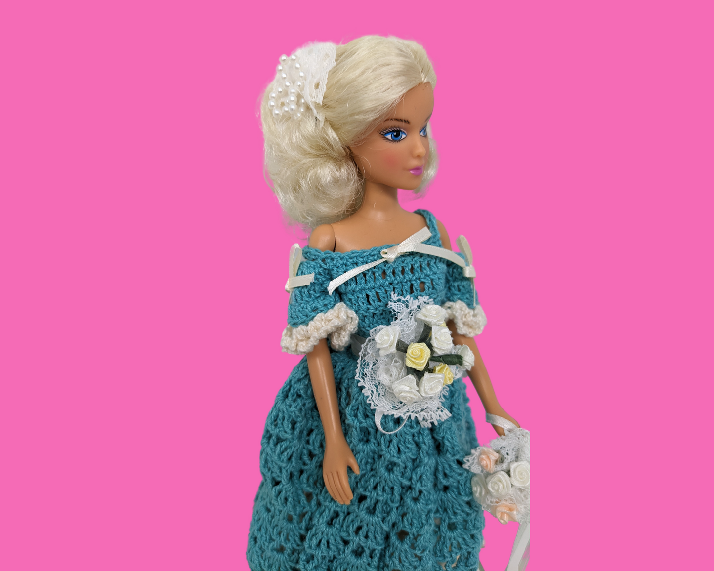Poupée Barbie vintage des années 1970 avec tenue crochetée à la main