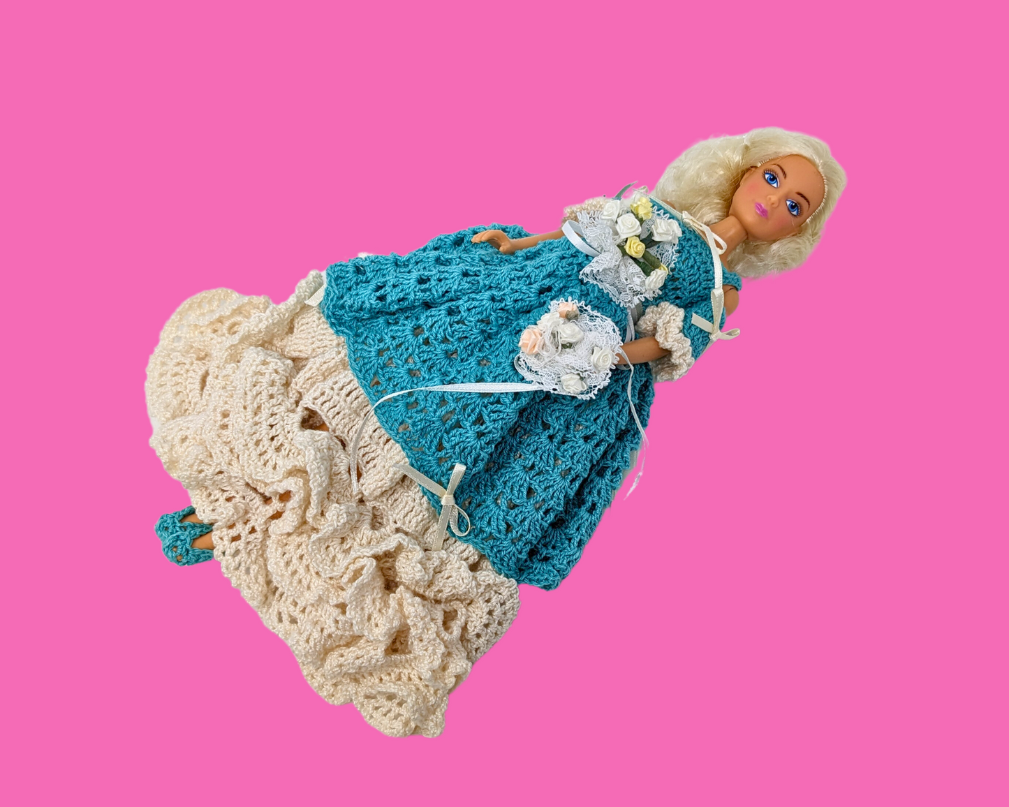 Poupée Barbie vintage des années 1970 avec tenue crochetée à la main