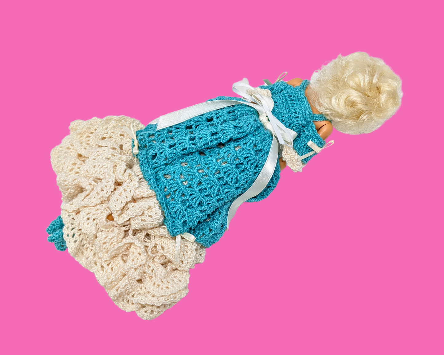 Poupée Barbie vintage des années 1970 avec tenue crochetée à la main