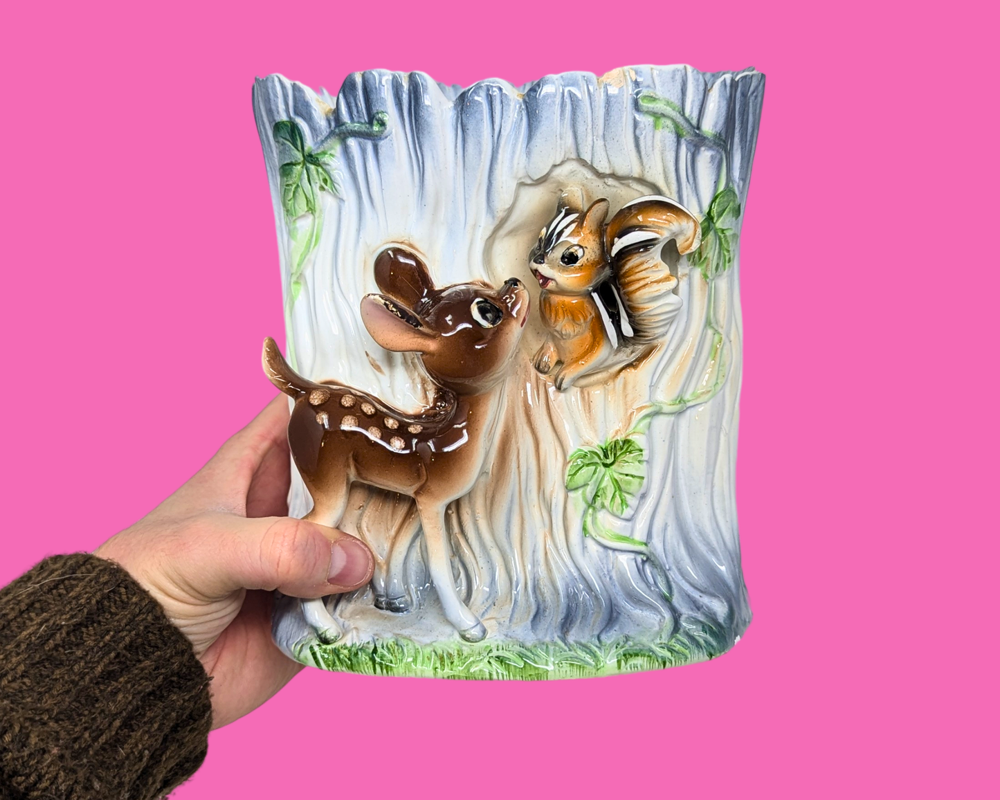 Vase vintage en forme de tronc d'arbre peint à la main, petits animaux de la forêt, années 1960