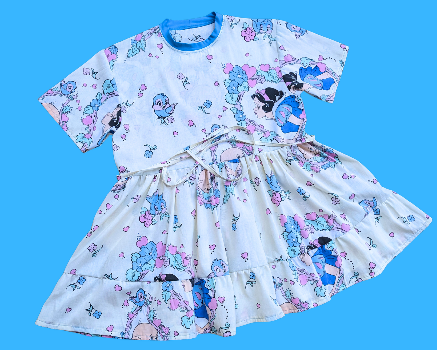 Robe t-shirt drapée vintage des années 1990 de Walt Disney Blanche-Neige et les Sept Nains, fabriquée à la main et recyclée, taille SML-XL, avec sac banane assorti