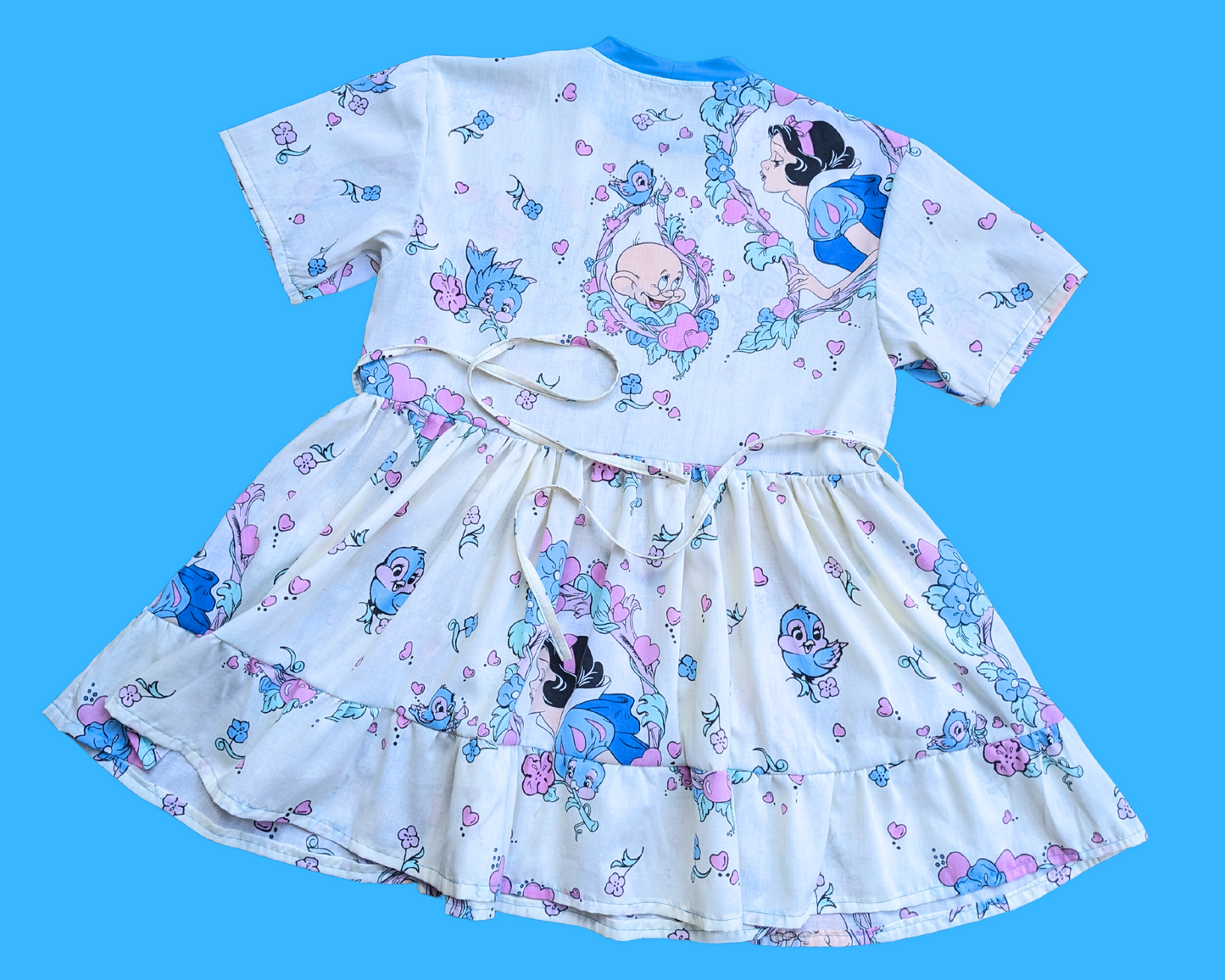 Robe t-shirt drapée vintage des années 1990 de Walt Disney Blanche-Neige et les Sept Nains, fabriquée à la main et recyclée, taille SML-XL, avec sac banane assorti