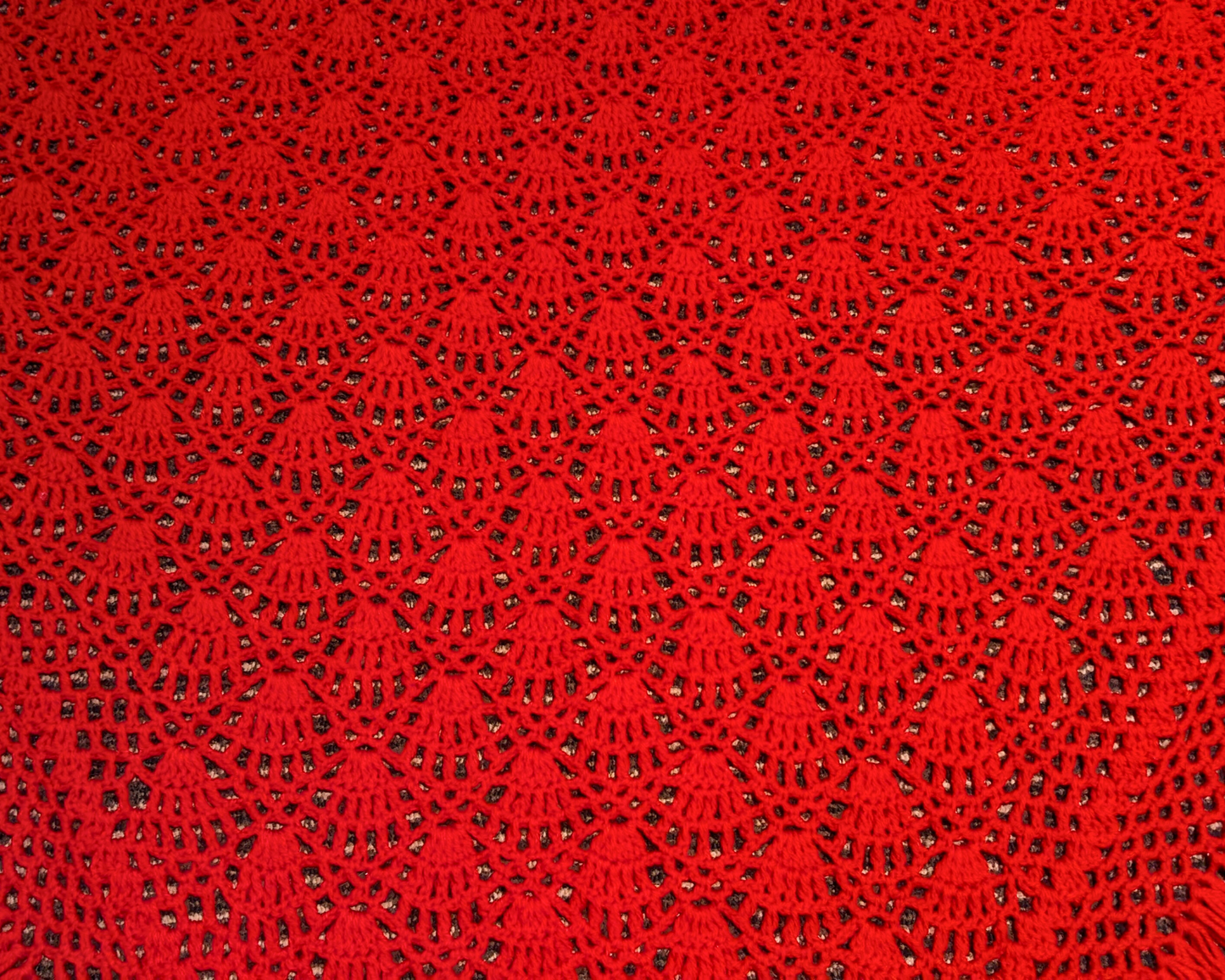 Châle vintage en laine rouge au crochet des années 1970