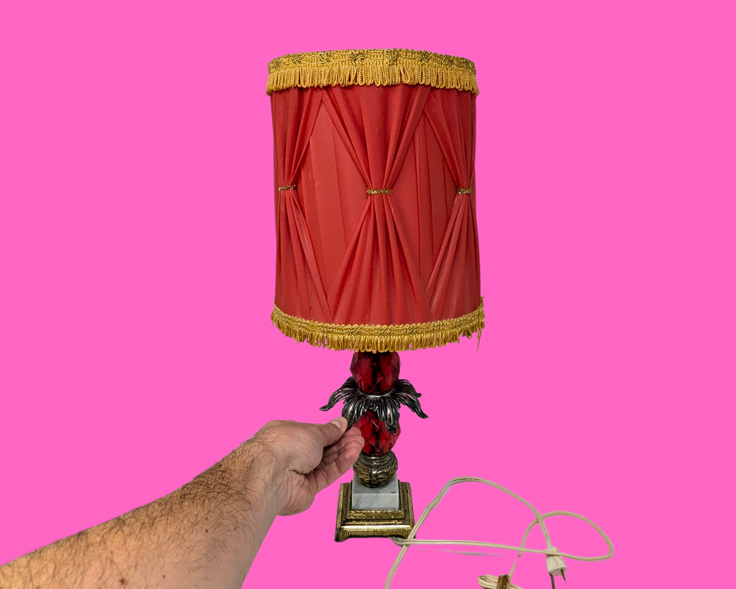 Lampe rouge élégante vintage des années 1960