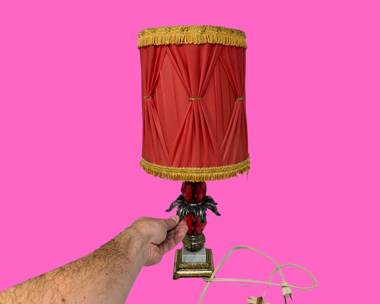 Lampe rouge élégante vintage des années 1960