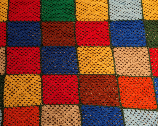 Couverture vintage en laine crochetée arc-en-ciel des années 1980