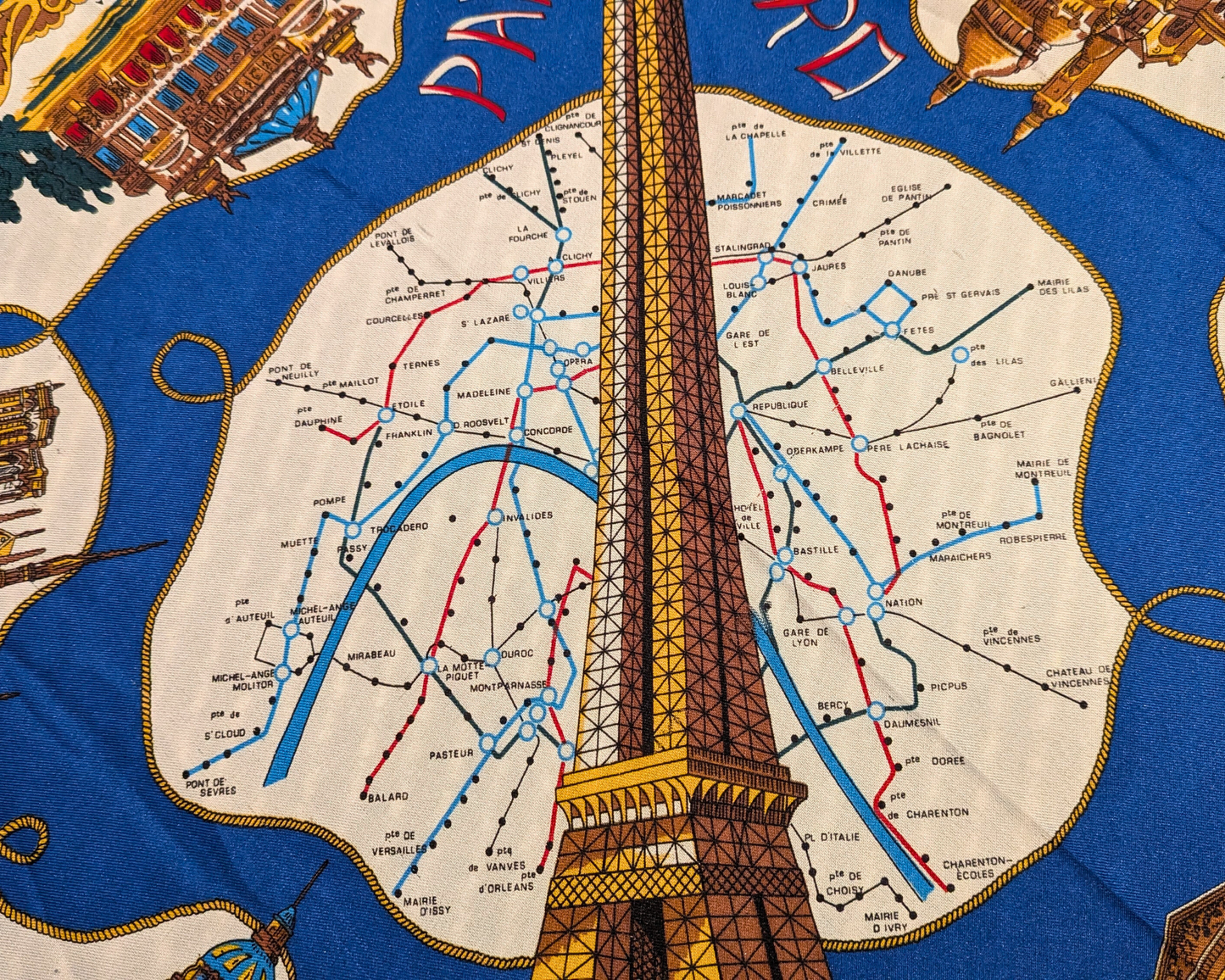Foulard en soie douce vintage des années 1980 de Paris, France
