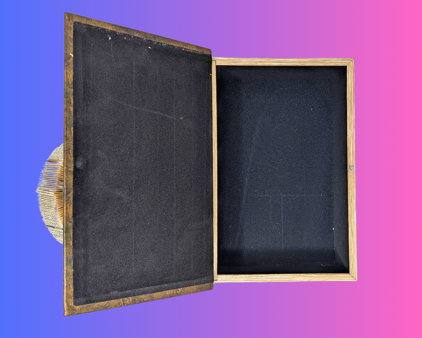 Sculpture d'art pliante de livre faite à la main et recyclée