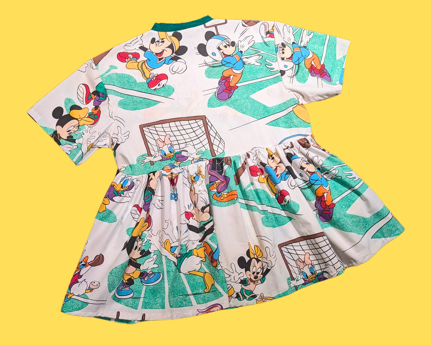 Robe t-shirt drapée et recyclée à l'effigie de Mickey Mouse et ses amis de Walt Disney jouant au sport, taille S à XL