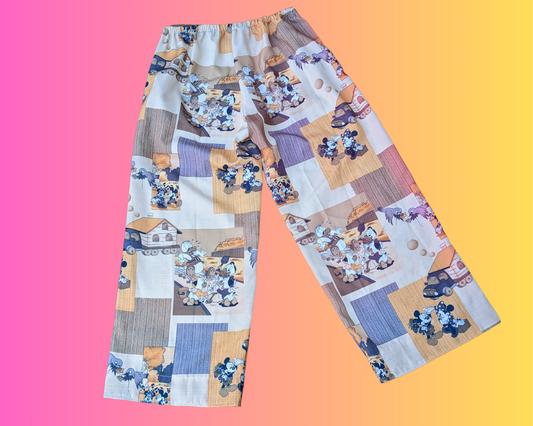 Fait à la main, Upcycled Pink and Rainbow Hearts Patterned Fabric Pyjama Set, T-Shirt and Bottoms, Taille M et 2XL