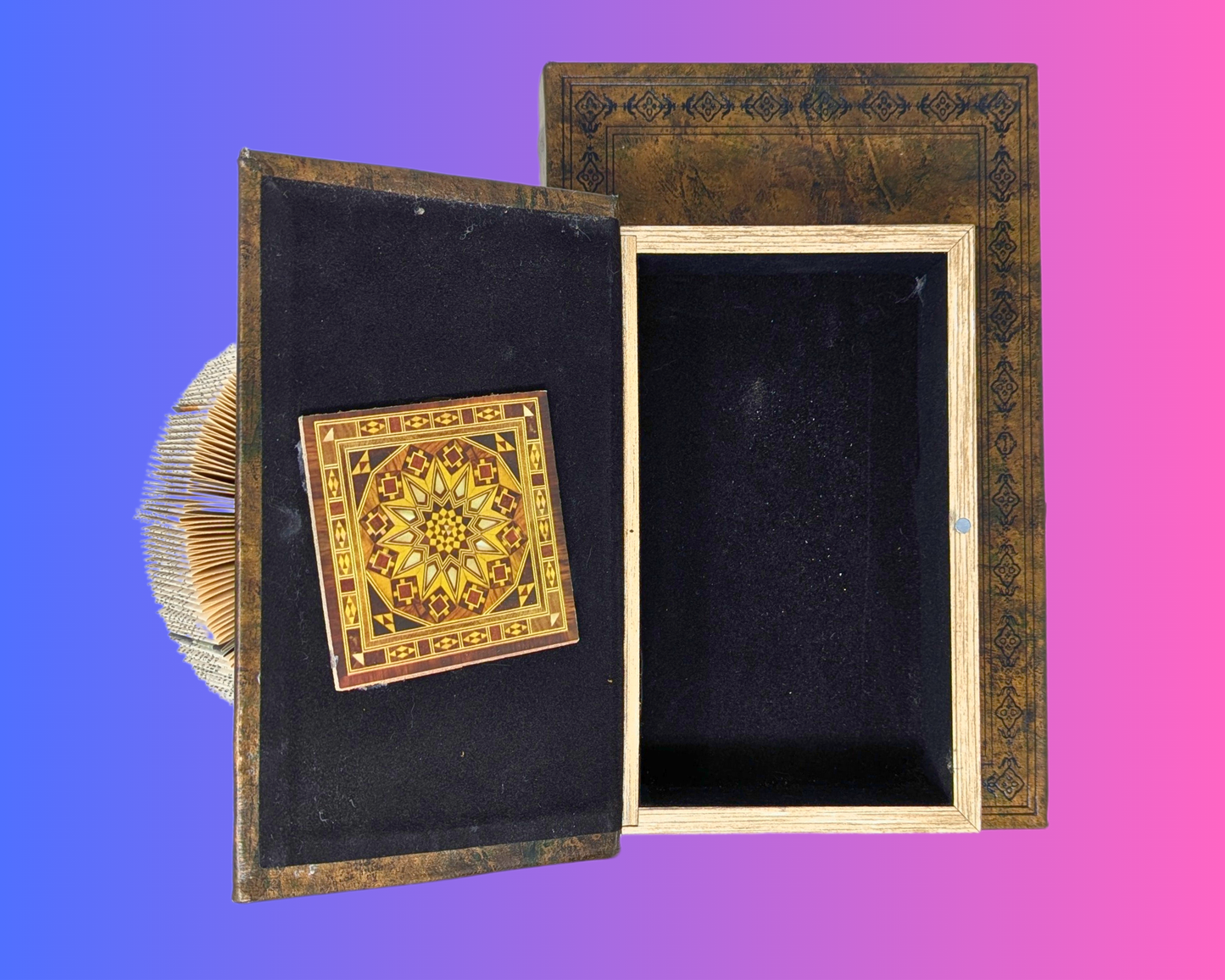 Sculpture d'art pliante de livre faite à la main et recyclée