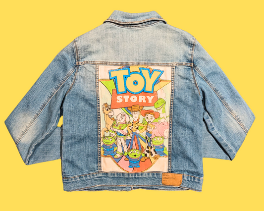 Veste en jean recyclée et faite à la main, rafistolé avec un t-shirt Toy Story. Convient aux enfants de taille SM et aux filles de taille 11 à 12.