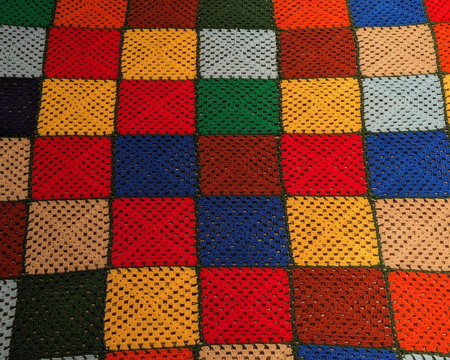 Couverture vintage en laine crochetée arc-en-ciel des années 1980