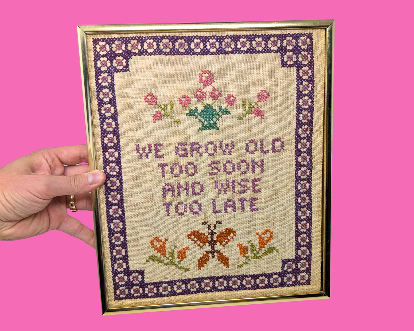 Broderie vintage des années 1980, œuvre d'art murale au point de croix « Nous vieillissons trop tôt et devenons sages trop tard »