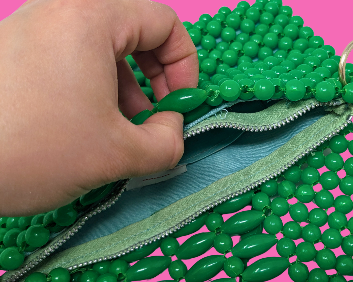 Petit sac vert perlé vintage des années 1960