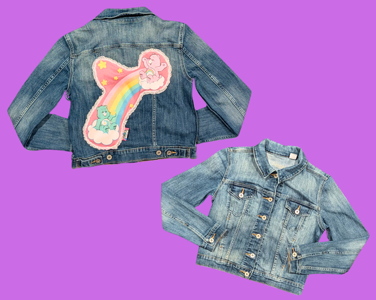 Veste en jean recyclée faite main avec un pull rose Bisounours taille S pour femme