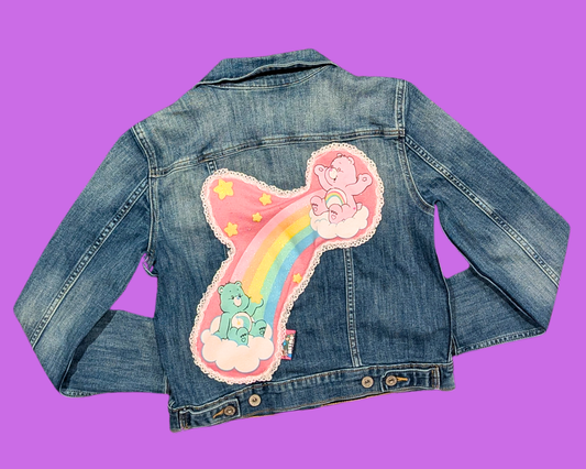 Veste en jean recyclée faite main avec un pull rose Bisounours taille S pour femme