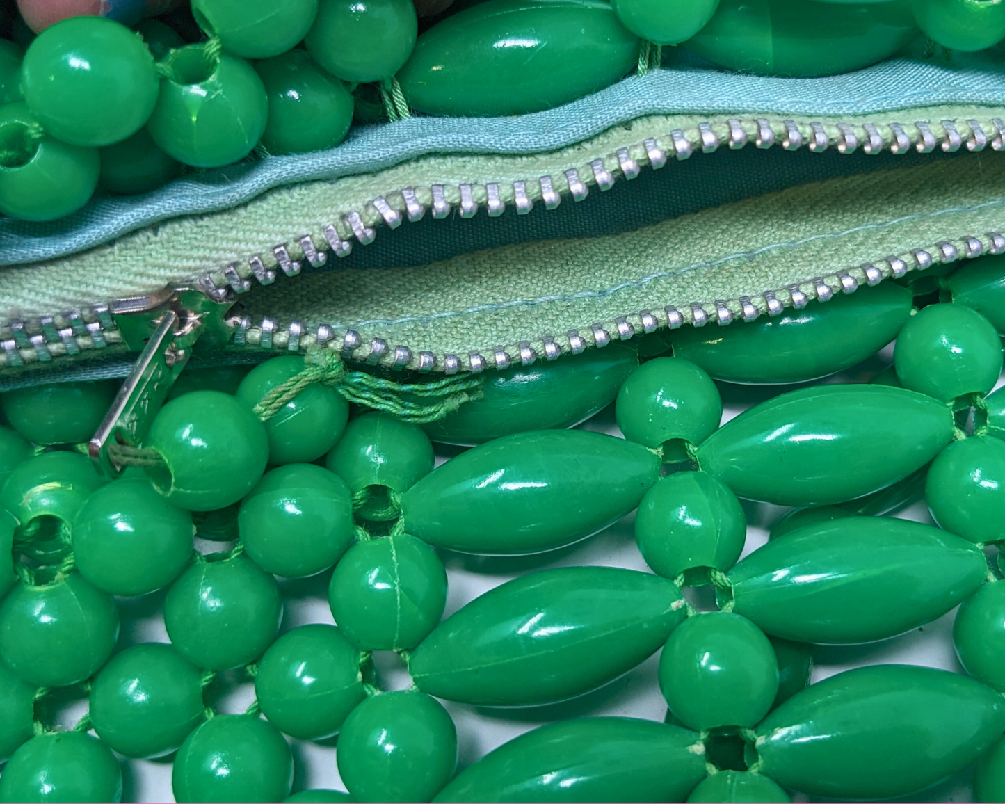 Petit sac vert perlé vintage des années 1960