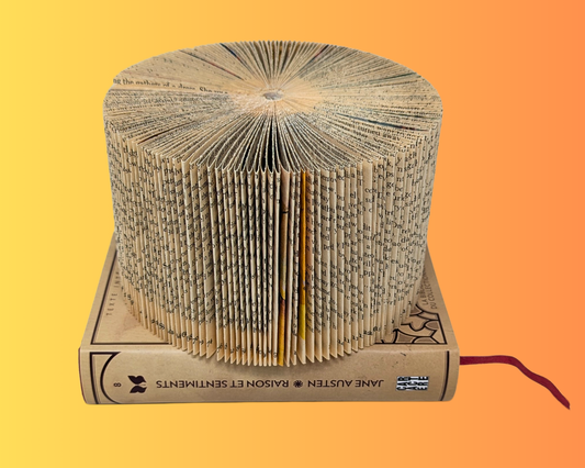 Sculpture d'art pliante de livre faite à la main et recyclée