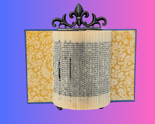 Sculpture d'art pliante de livre faite à la main et recyclée