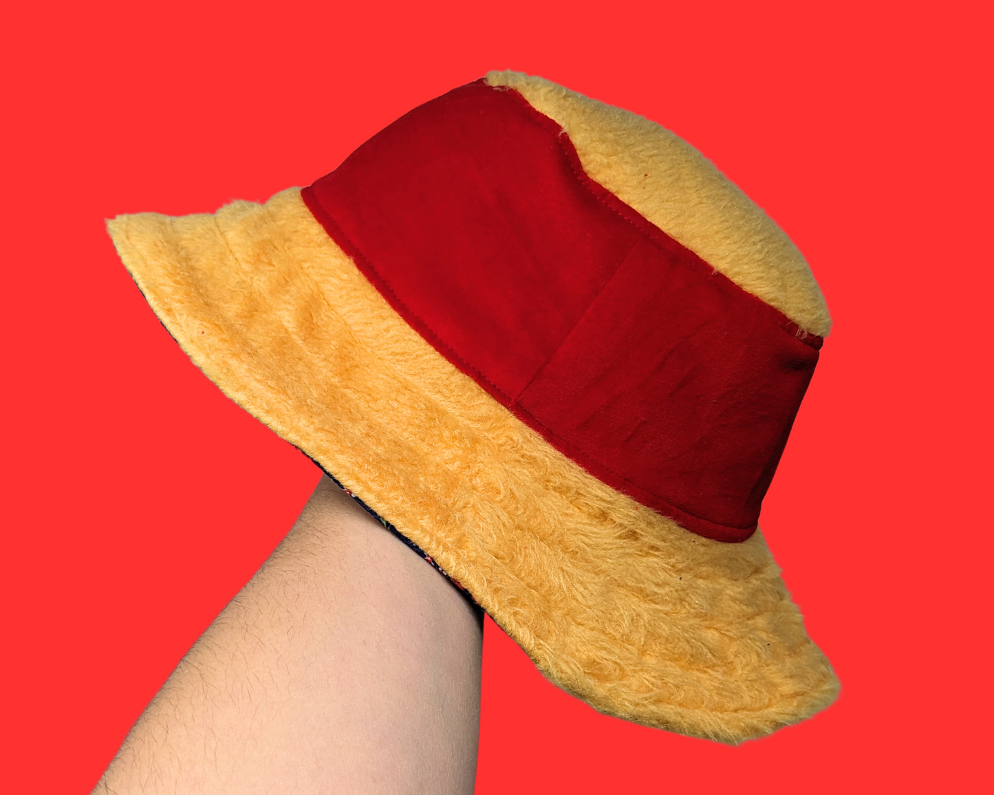 Chapeau bob réversible en tissu orange et velours rouge, fait main et recyclé, inspiré de Winnie l'ourson
