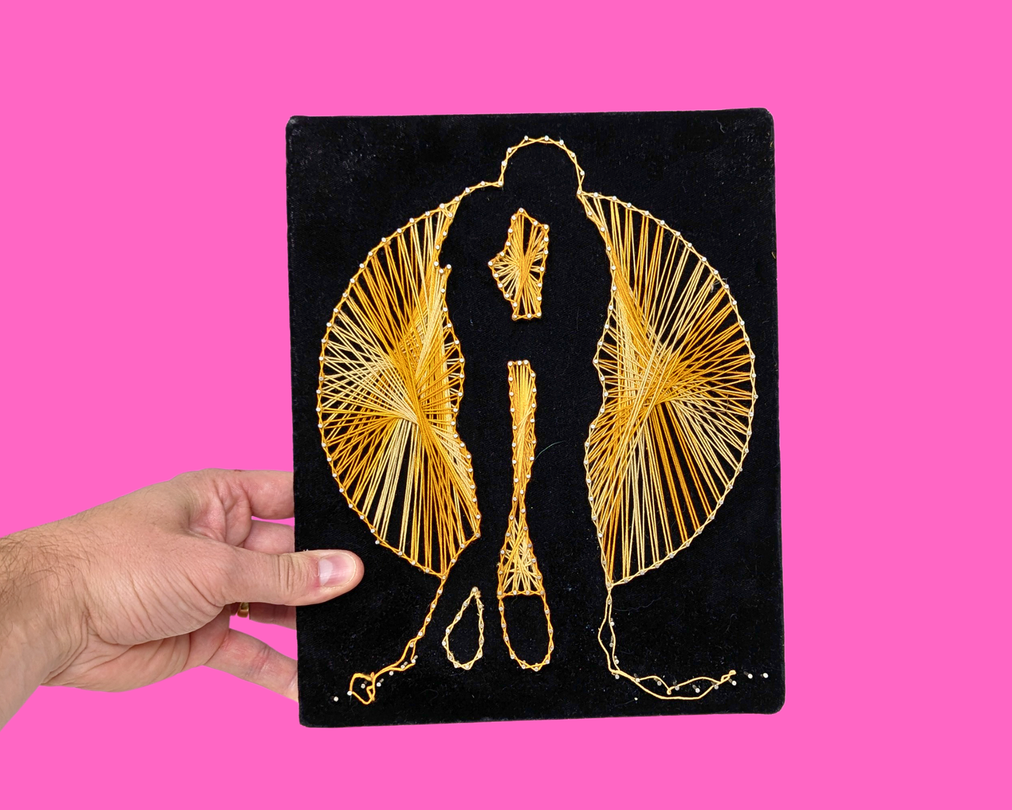 Œuvre d'art kitsch vintage des années 1970 représentant un couple s'embrassant sur du velours noir, sans cadre