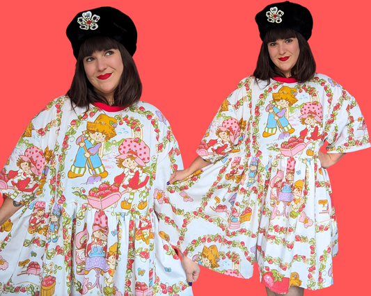 Robe t-shirt en drap de lit Strawberry Shortcake fabriquée à la main et recyclée sur commande. Convient aux tailles S/M/L/XL ou 2XL.