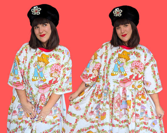 Robe t-shirt en drap de lit Strawberry Shortcake fabriquée à la main et recyclée sur commande. Convient aux tailles S/M/L/XL ou 2XL.