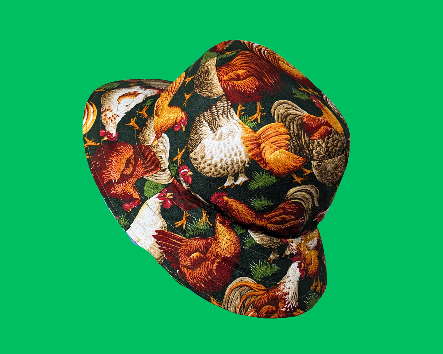 Tablier fait main et recyclé avec imprimé coqs et poulets. Chapeau bob réversible.