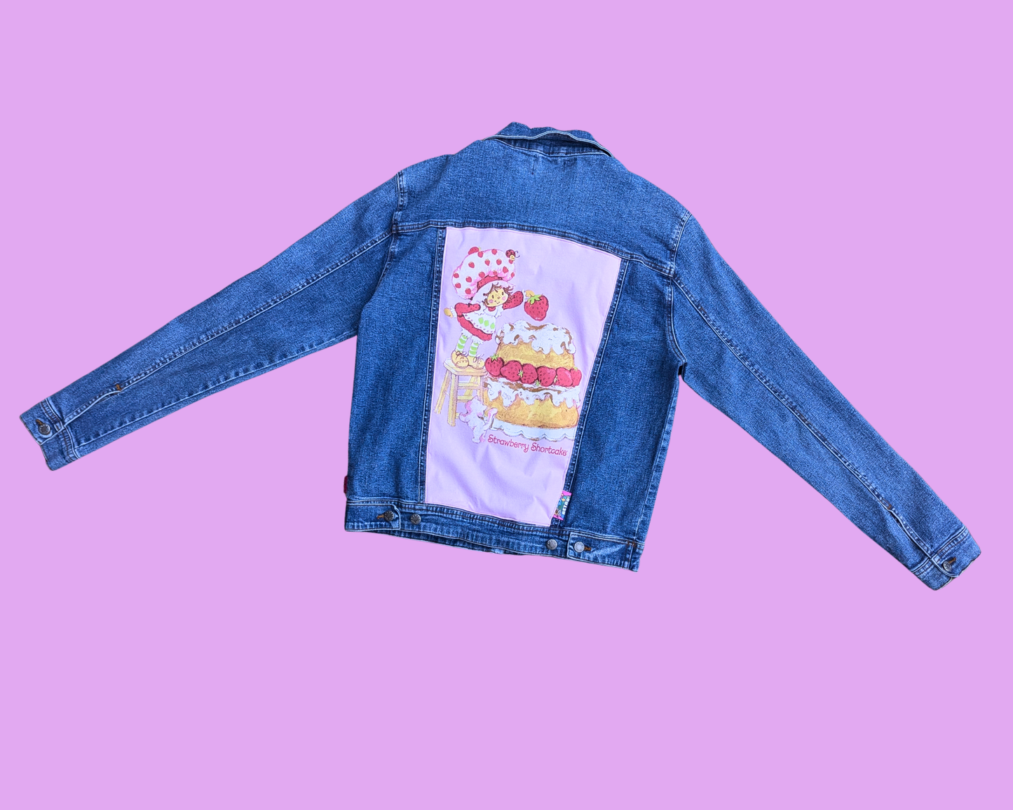 Veste en jean Charlotte aux fraises faite à la main et recyclée, taille L
