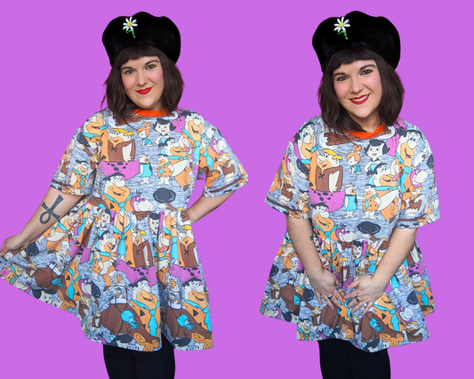 Robe t-shirt en tissu vintage des années 1990, fabriquée à la main et recyclée, motif Les Pierrafeu. Tailles S à XL.