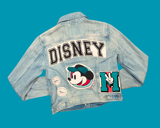 Veste en jean recyclée faite main avec un pull Mickey Mouse taille M pour femme