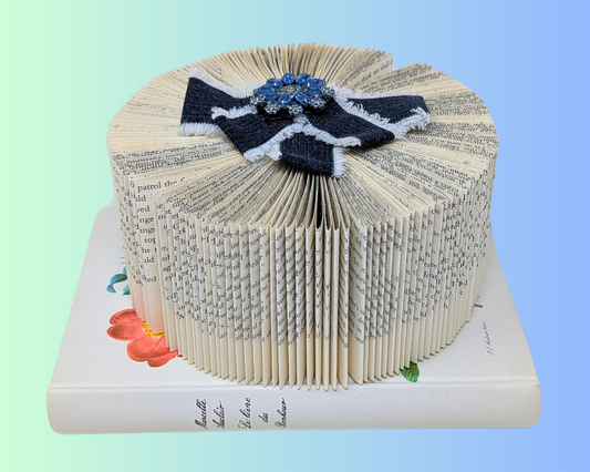 Sculpture d'art pliante de livre faite à la main et recyclée