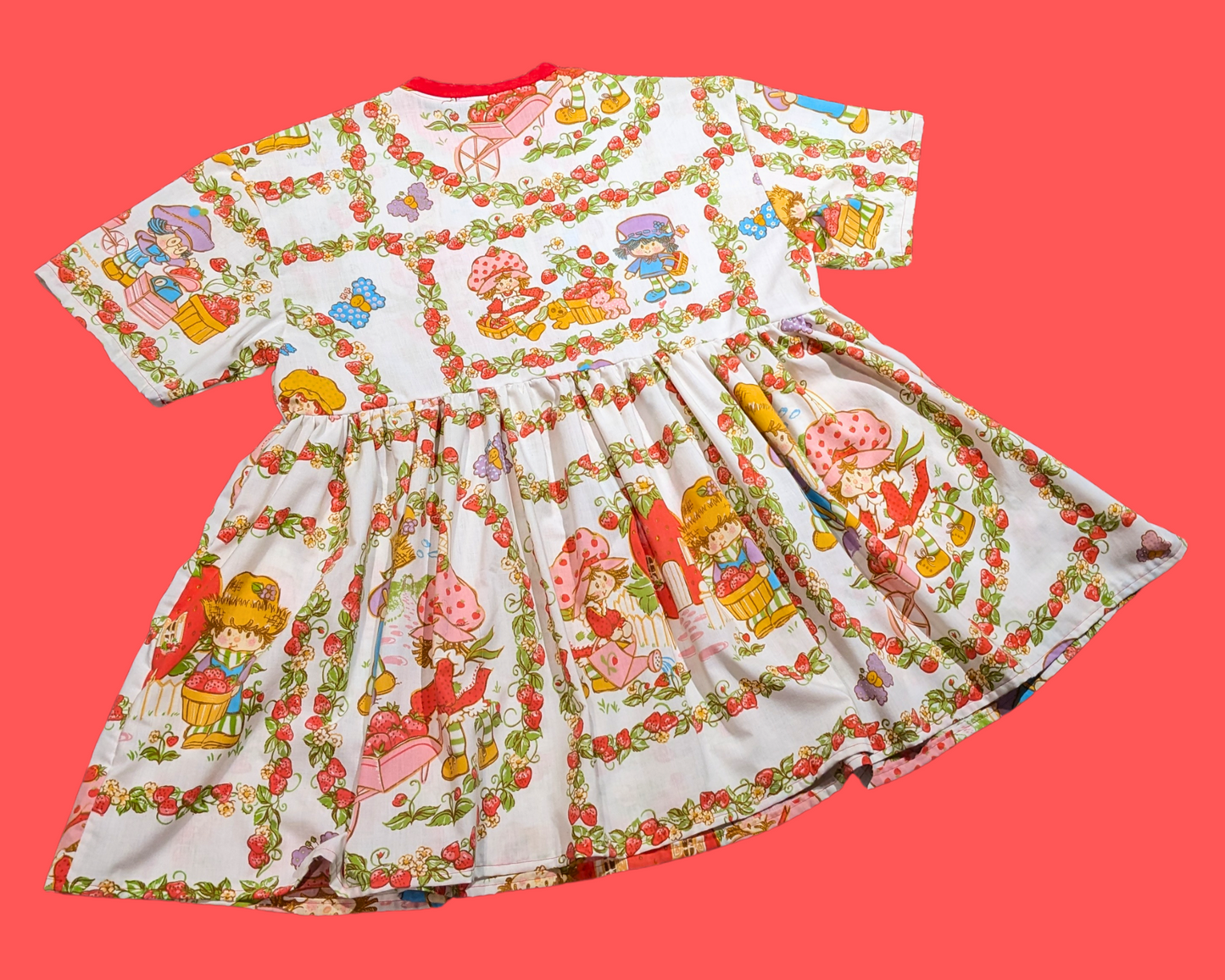 Robe t-shirt en drap de lit Strawberry Shortcake fabriquée à la main et recyclée sur commande. Convient aux tailles S/M/L/XL ou 2XL.