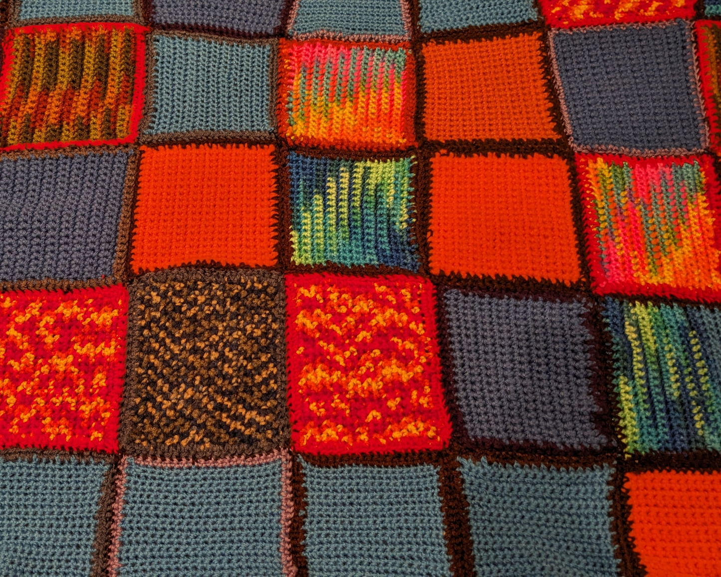Couverture au crochet en laine vintage des années 1970, groovy et funky
