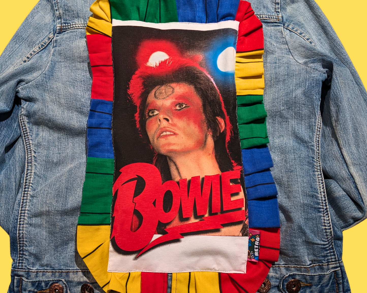 Veste en jean recyclée et faite à la main, rafistolé avec un t-shirt David Bowie. Convient à la taille SM.