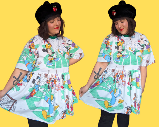 Robe t-shirt drapée et recyclée à l'effigie de Mickey Mouse et ses amis de Walt Disney jouant au sport, taille S à XL